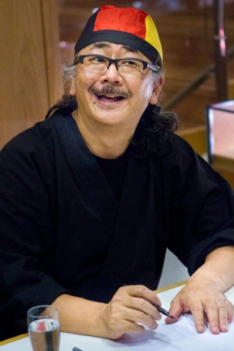 Nobuo Uematsu mit bunter Mütze