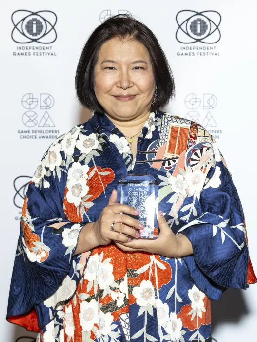 Yoko Shimomura mit einer Auszeichnung